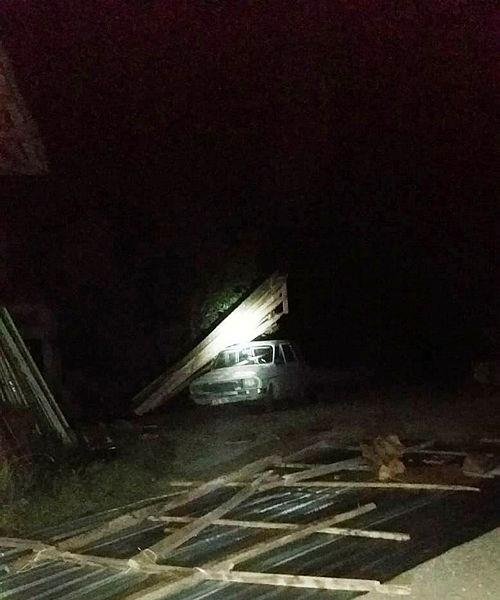 Manisa’yı fırtına vurdu! Şiddetli rüzgar Selendi’de cami minaresini devirdi