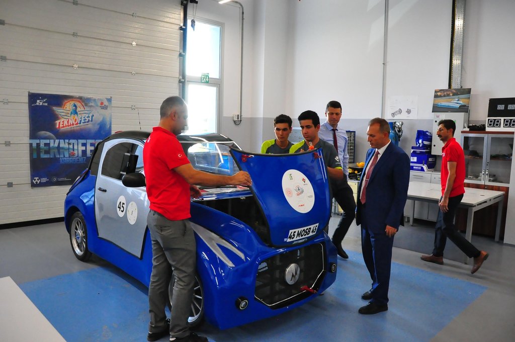 Liselilerin tasarladığı elektrikli araba aracı TÜBİTAK’tan görsel tasarım ödülü aldı!