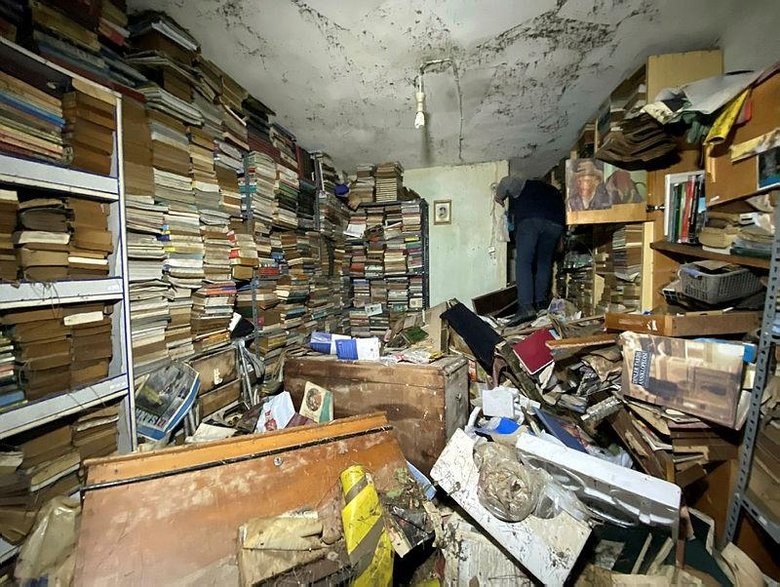 Sahafı sel suyu vurdu, 35 bin kitap su altında kaldı