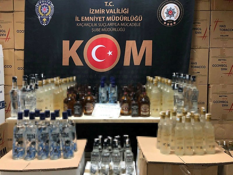 İzmir’de piyasa değeri 4 milyon liralık kaçak ürün ele geçirildi