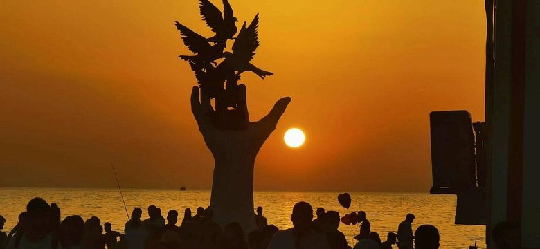 Kuşadası’nda gün batımı izleyenleri mest etti