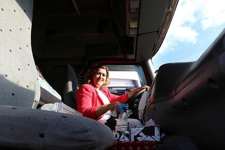 Manisalı 4 çocuk annesi tır şoförü Ayla Ercan, ilk uzun yol seferine hazırlanıyor