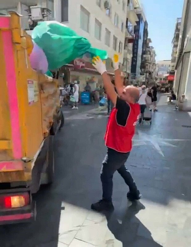 İzmir’in Karşıyaka ve Konak ilçelerinde vatandaşlardan çöp tepkisi