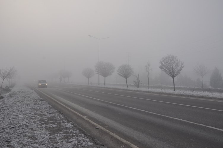 Afyonkarahisar’da yoğun sis araç trafiği olumsuz etkiledi