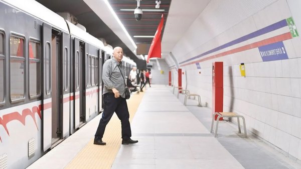 izmir-metrosunda-ariza-bu-hatlar-arasi-ulasim-eshotla-oluyor-1765269880570.jpeg