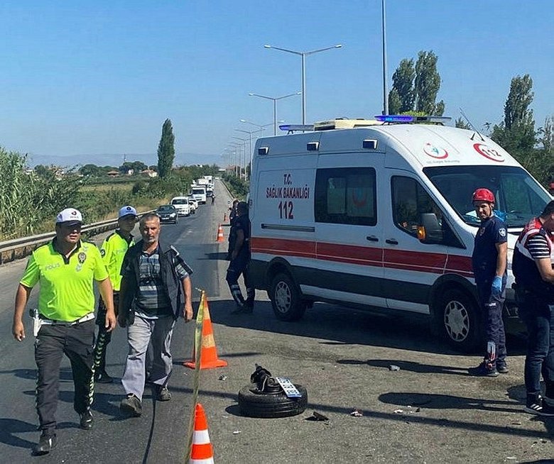 Manisa’da feci kaza: TIR’la çarpışan otomobil mezarları oldu