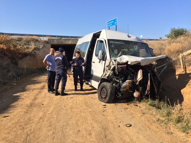 Denizli’de tur minibüsü ile traktör çarpıştı! Yaralılar var