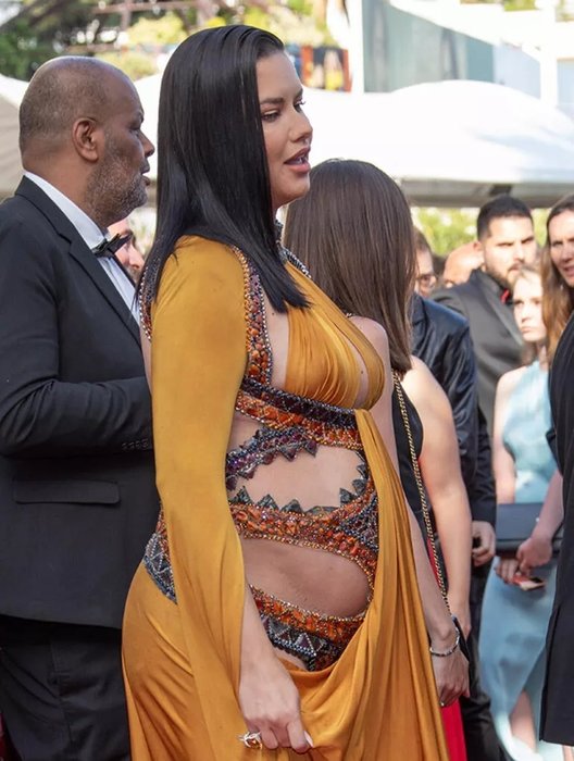 Adriana Lima tarzıyla Cannes’a damga vurdu