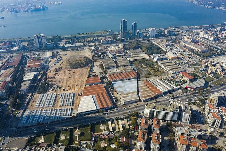 İzmir’de geçici barınma merkezinde konteyner kurulumu devam ediyor