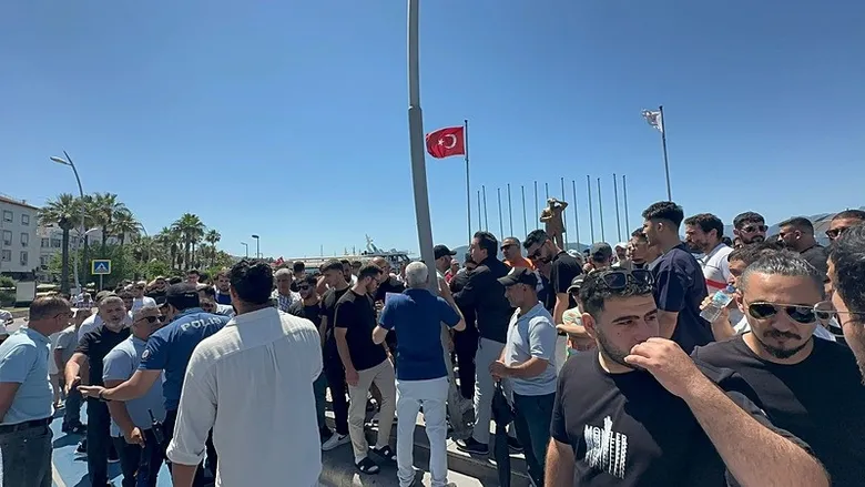 marmariste-esnaf-eylemi-belediye-binasina-yuruduler-1782301311652.jpeg