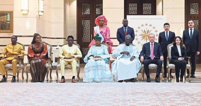 Gambiya Büyükelçisi ailesiyle Külliye’de