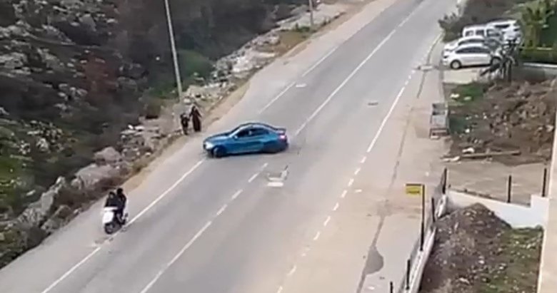 İzmir’de yürekleri ağza getiren görüntü! Maganda anne ve çocuğunu az daha öldürüyordu