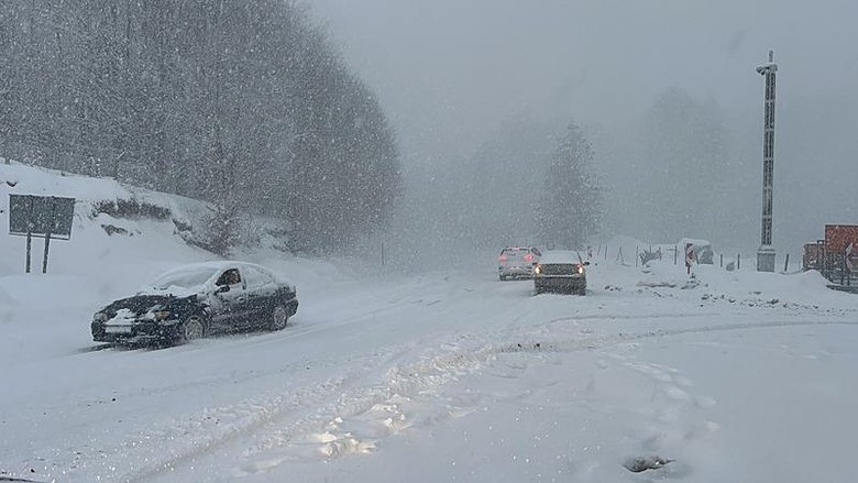 Ege’nin yüksekleri kara teslim! Kocayayla geçidinde araçlar yolda kaldı