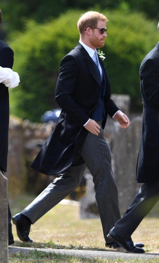 Prens Harry’nin delik deşik olan ayakkabısı sosyal medyayı salladı