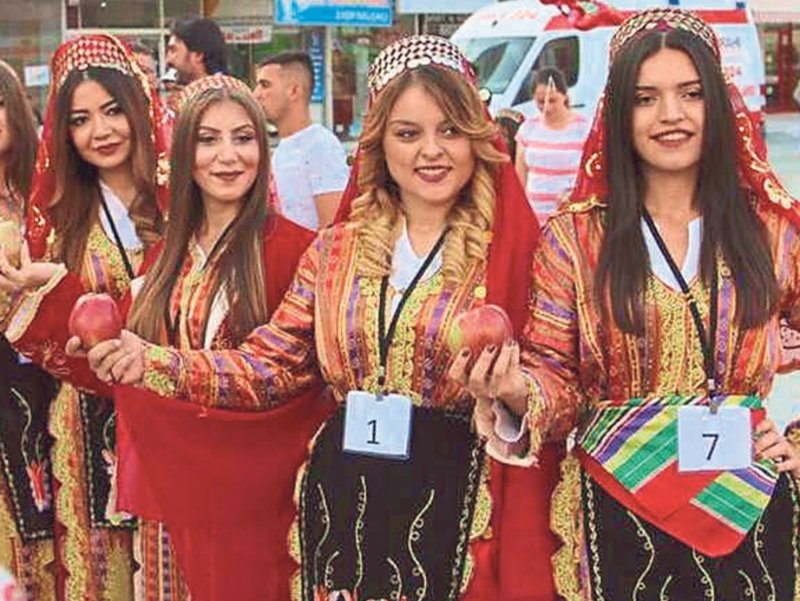 Elma Guzeli Secilenlere Odulleri Verildi Yasam Haberleri