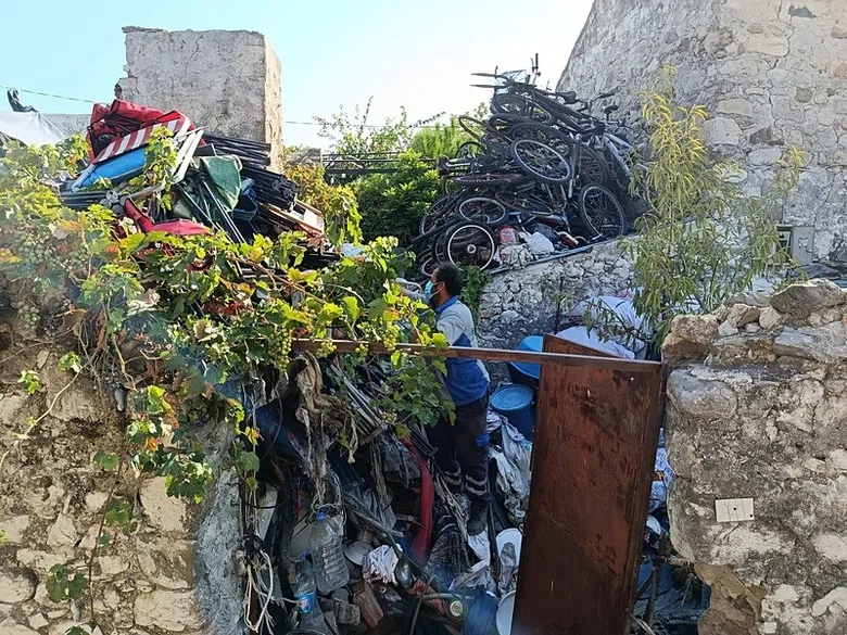 Datça’da çöp ev vakası! Kokudan durulmuyor: Tam 5 ton çıktı