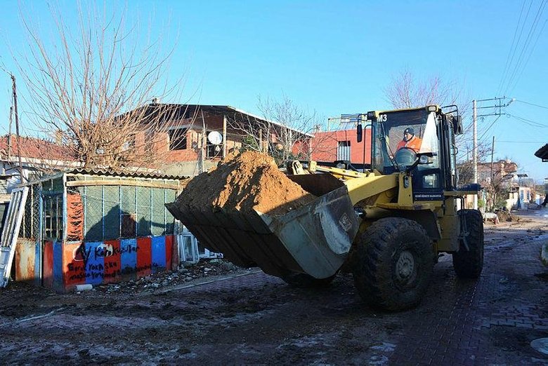 Torbalı’da çamur deryasına dönen mahalleler temizleniyor