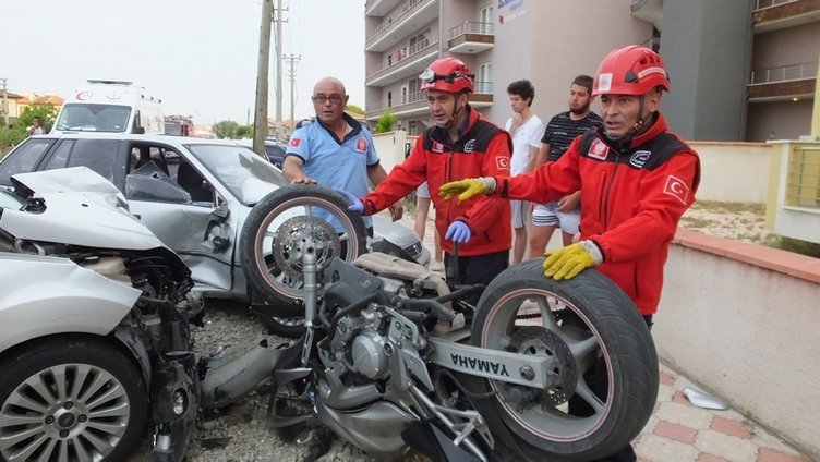 Balıkesir’de feci kaza! Motosiklet sürücüsünü kaskı kurtardı