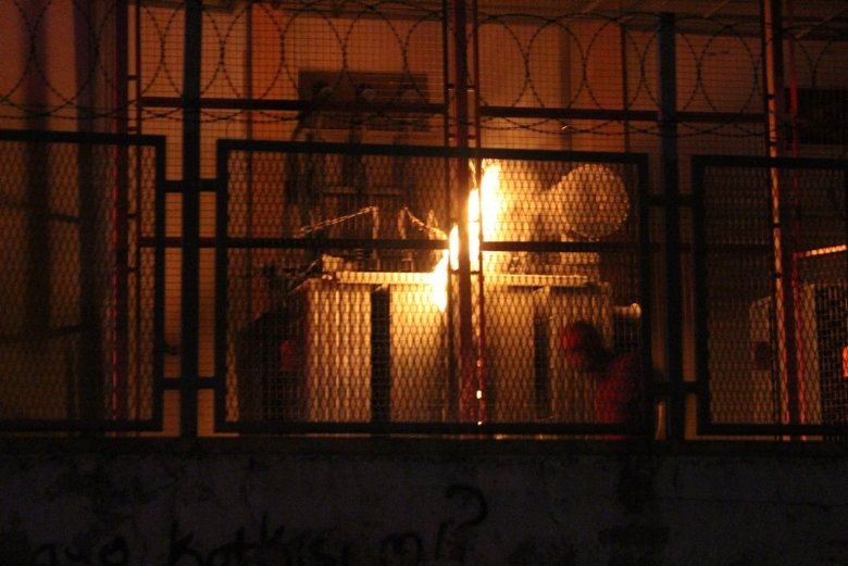 Trafoda yangın çıktı, araçlarını park edip izlediler!