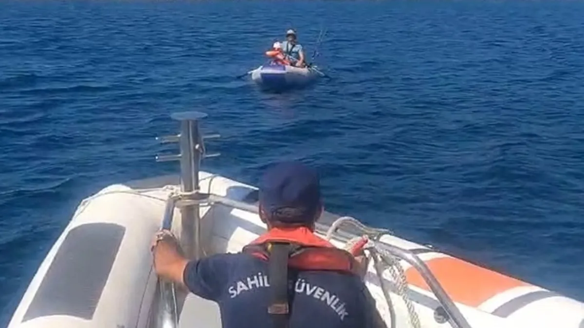 İzmir'de panik anlar! Lastik bottaki kişi ve çocuk kurtarıldı
