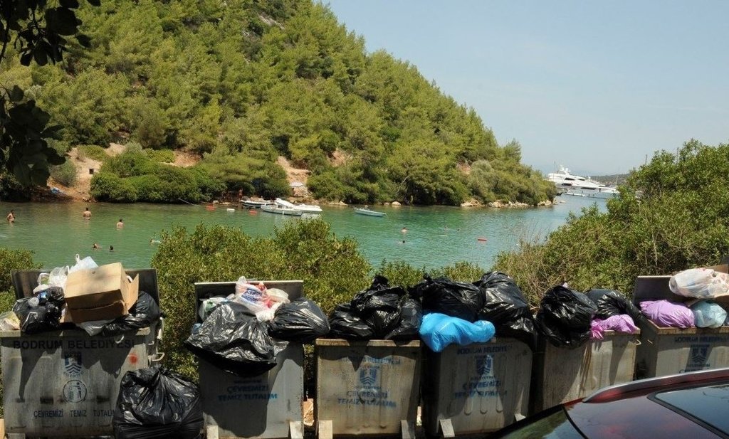 Bodrum’da sosyete çöplerin arasından denize giriyor