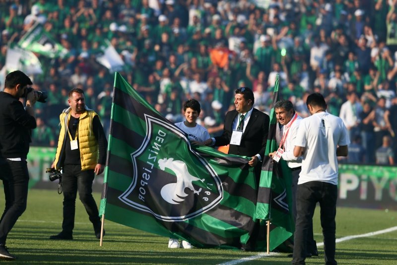 Abalı Denizlispor’da Süper Lig coşkusu! Taraftarlar meydanlara döküldü