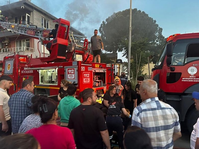 Çatıya kaçarak ölümden kurtuldular