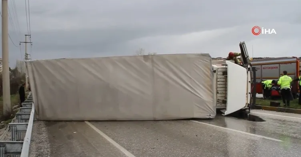 Manisa'da korkunç kaza! Yağışlı hava kamyoneti devirdi