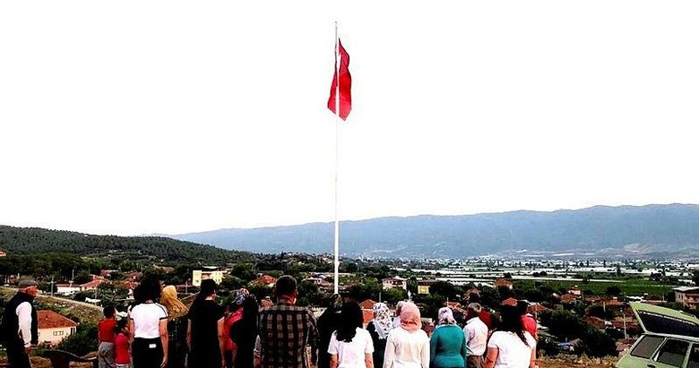 Manisa’da alkışlık hareket! İmece usulü ile mahalleye dev Türk bayrağı diktiler