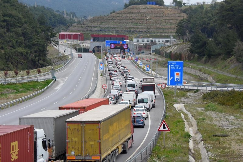İzmir’de kilometrelerce araç kuyruğu oluştu