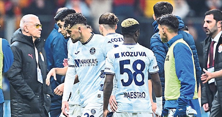 Penaltıya kızdılar sahadan çekildiler