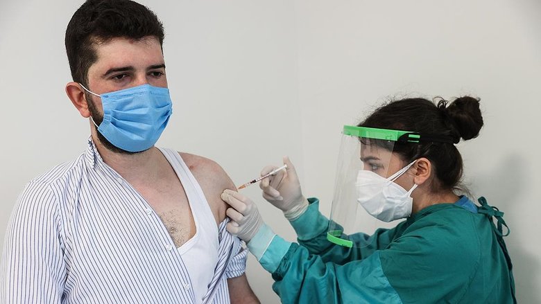 Tüm öğretmen ve eğitim çalışanları Kovid-19’a karşı aşılanıyor