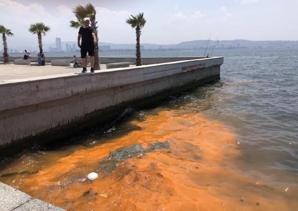 İzmir Körfezi’nde tedirgin eden görüntü! Kırmızı- turuncu renk görenleri korkuttu