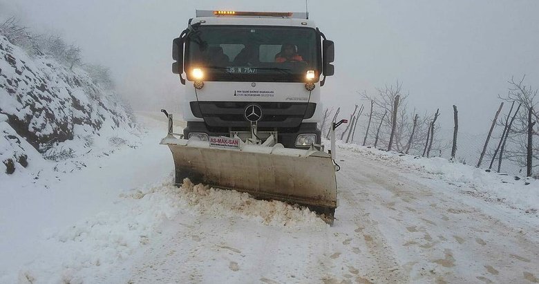 Tire’de kar yolları kapattı