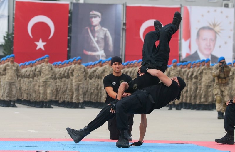 İzmir’de bin 45 uzman erbaş adayı terörle mücadele için yemin etti