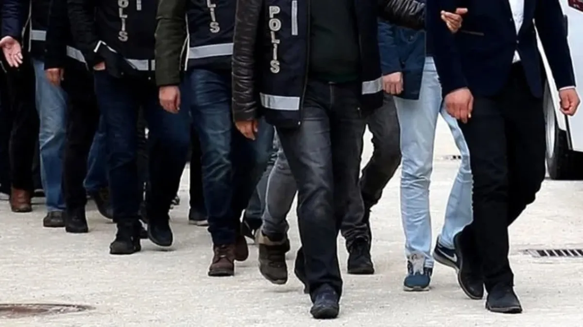 İzmir'de polis 78 adrese operasyon: 184 kişi yakalandı