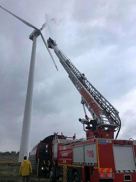 Rüzgar enerji santraline yıldırım düştü, pervanesi alev aldı