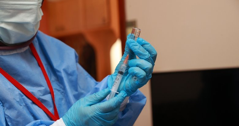 Bilim Kurulu Üyesi Akın’dan Kovid-19 aşısı öncesi ağrı kesici uyarısı