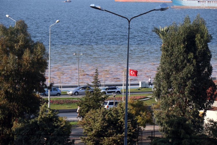 İzmir Konak’ta su borusu patladı, denizin rengi değişti