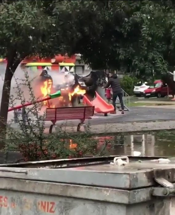 İzmir Karşıyaka’da çocuk parkı kül oldu! Soğuk hava faciayı önledi