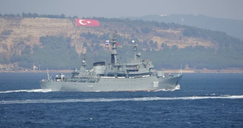 Rus savaş gemisi ’Smolnyy’ Çanakkale Boğazı’ndan geçti