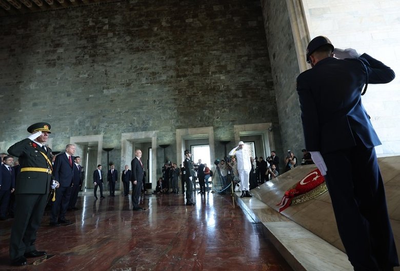 Son dakika: Başkan Erdoğan ve devlet erkanı Anıtkabir’i ziyaret etti
