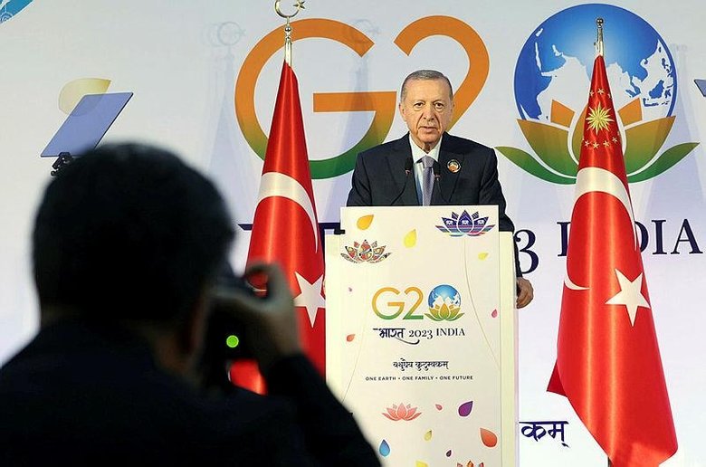 Başkan Erdoğan, Hindistan’daki G20 Liderler Zirvesi dönüşü uçakta gazetecilerin sorularını cevapladı