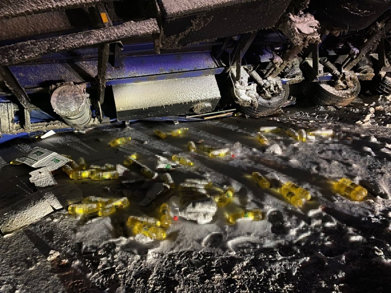 Kontrolden çıkan TIR yan yattı! Tonlarca sıvı yağ yola döküldü