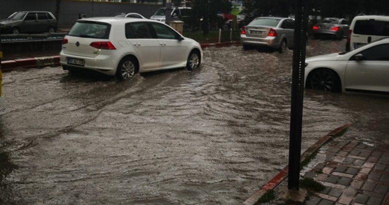 Afyon’da 15 dakika süren yağış sokakları göle çevirdi