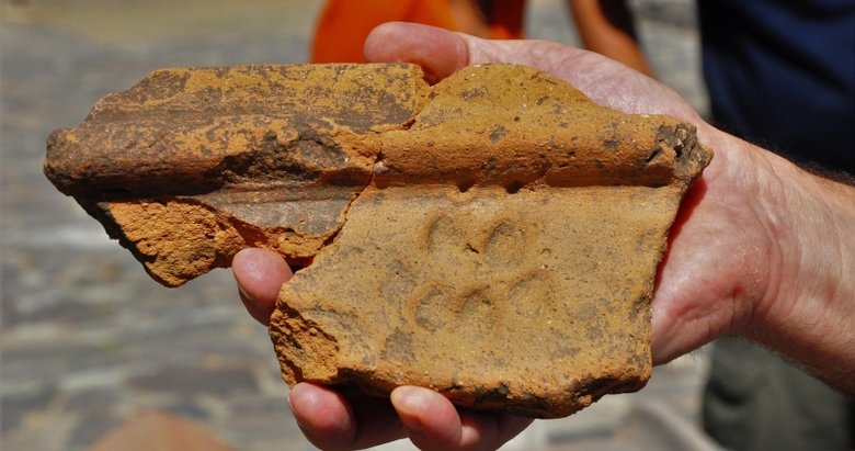 Manisa’daki Aigai Antik Kenti’nde esrarengiz parmak izleri