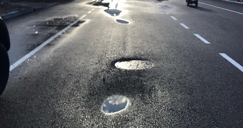 İzmir Büyükşehir’in yaptığı Helvacı asfaltı 11 günde çöktü