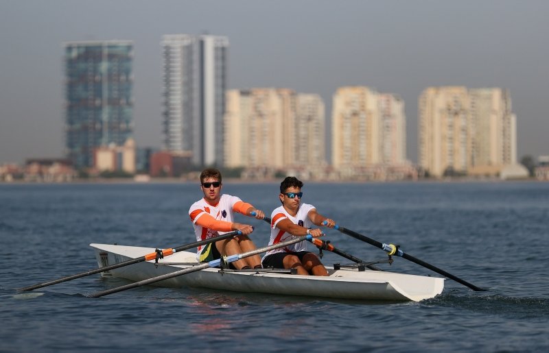 Türkiye şampiyonu kürekçiler Ege ve Deniz, yarışlara İzmir Körfezi’nde hazırlanıyor