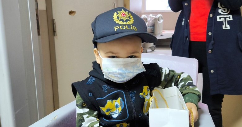 İzmir polisinden hasta çocuğa sürpriz