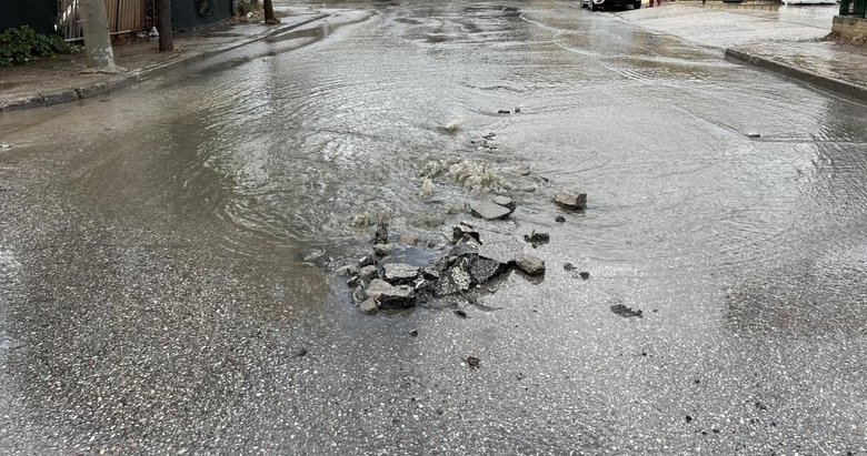 İzmir’de etkili olan sağanak sonrası yollar göle döndü